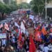 Militantes do PT, de partidos de esquerda, movimentos populares e centrais sindicais protestam em Salvador contra atos golpistas