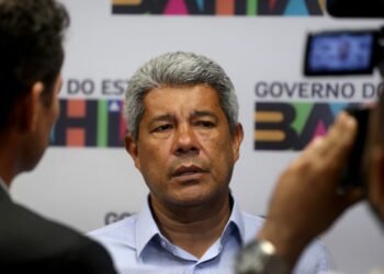 Jerônimo Rodrigues garante pagamento do piso nacional dos professores na Bahia