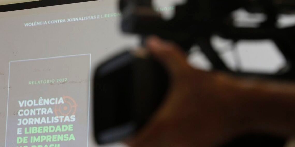 Fenaj: Brasil registra uma agressão a jornalista por dia em 2022