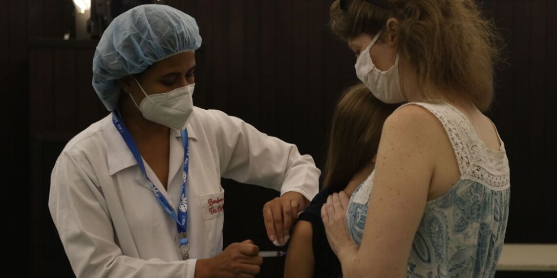 Saúde distribui 740 mil doses da CoronaVac para vacinação de crianças