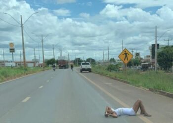 Mulher deita em rodovia movimentada e por pouco não é atropelada