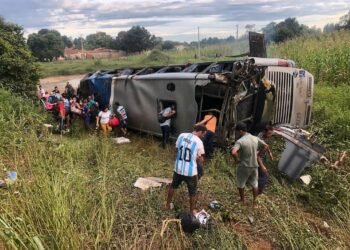 Ônibus tomba na BR 242 no município de Cristópolis, deixando passageiros feridos