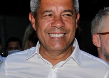 Com broche do ‘Zé Gotinha’, Jerônimo leva apelo por vacinação em anúncio do Carnaval