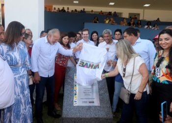 Iraquara tem novo Colégio Estadual de Tempo Integral, obras de abastecimento de água, esporte e lazer inaugurados por Jerônimo