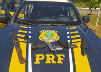 Com roupas camufladas, três homens são presos portando pistolas, revólver e farta quantidade de munição no Oeste da Bahia