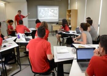 Meninas têm poucas referências em exatas e dificuldade em matemática