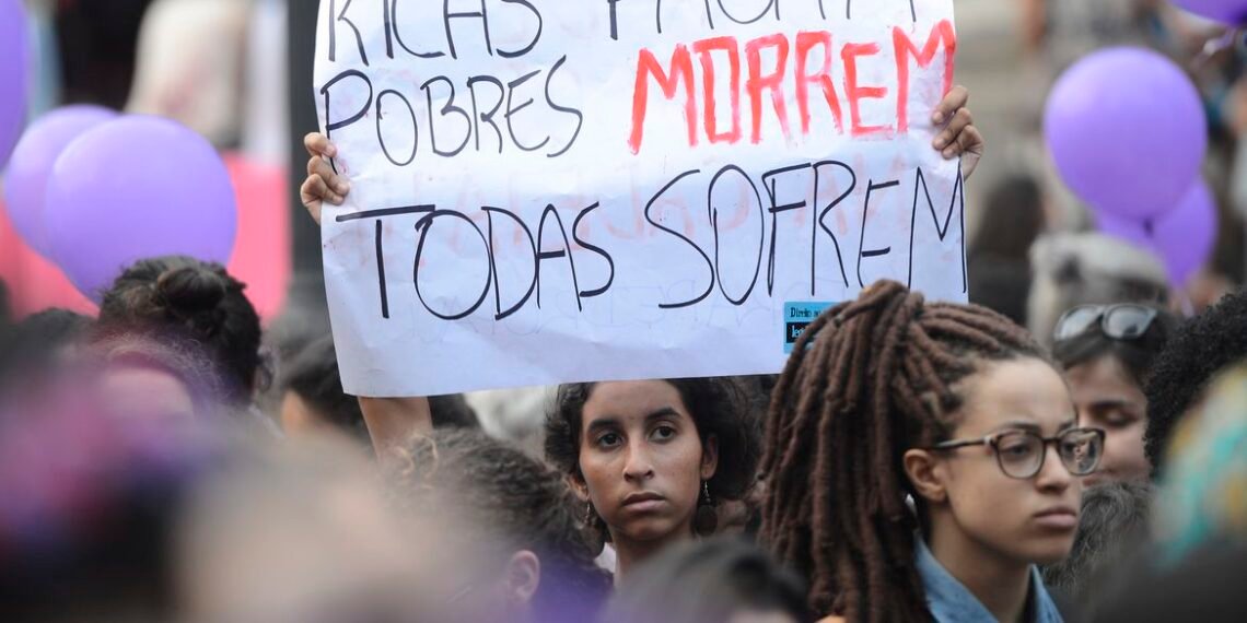 Uma em cada sete mulheres, aos 40 anos, já passou por aborto no Brasil