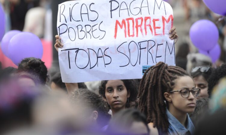 Rio de Janeiro - Mulheres defendem legalização do aborto e protestam contra CPI na escadaria da Assembléia Legislativa do Estado do Rio de Janeiro (Fernando Frazão/Agência Brasil)