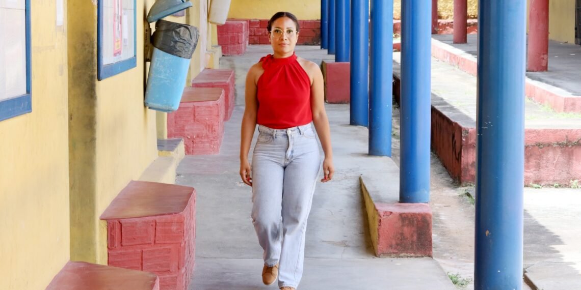 Oriunda da rede estadual, soldada aprovada em 42 universidades visita colégio em que estudou