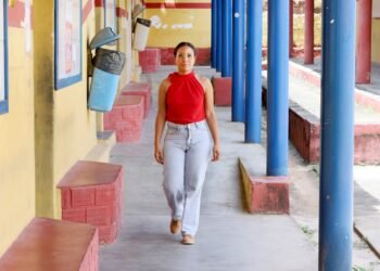 Oriunda da rede estadual, soldada aprovada em 42 universidades visita colégio em que estudou