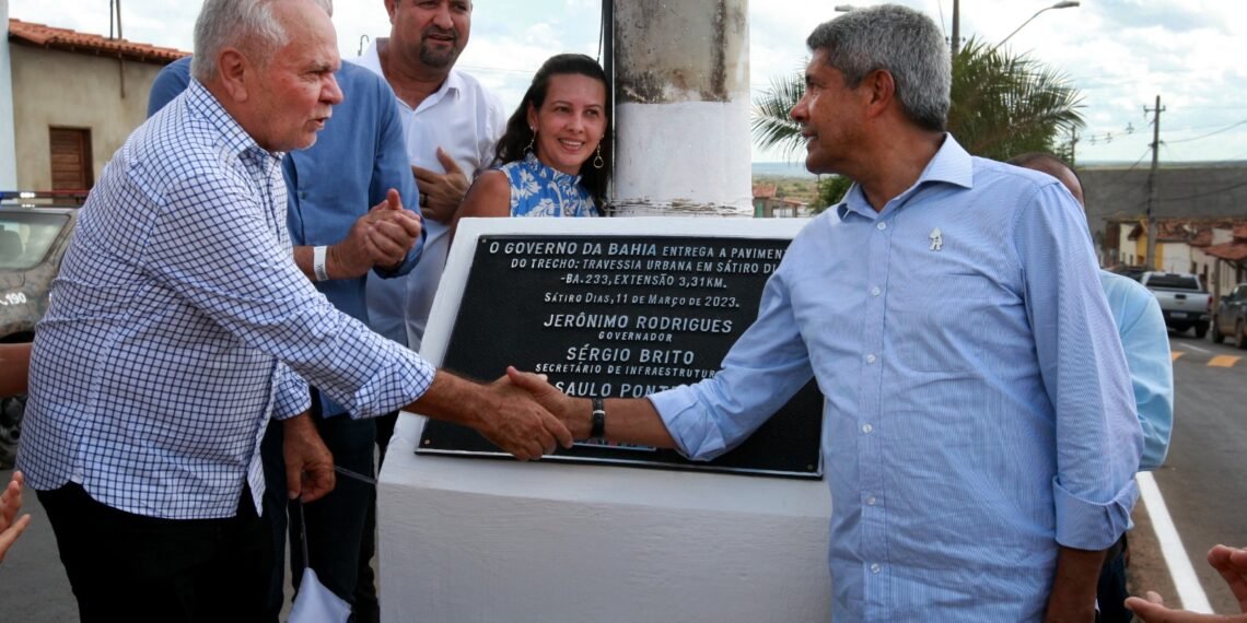 Em Sátiro Dias, governador entrega trecho recuperado da BA-233 e autoriza recuperação de colégio estadual