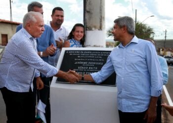 Em Sátiro Dias, governador entrega trecho recuperado da BA-233 e autoriza recuperação de colégio estadual