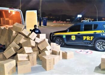 Van recheada de cigarros sem nota fiscal é retida pela PRF em Vitória da Conquista (BA)