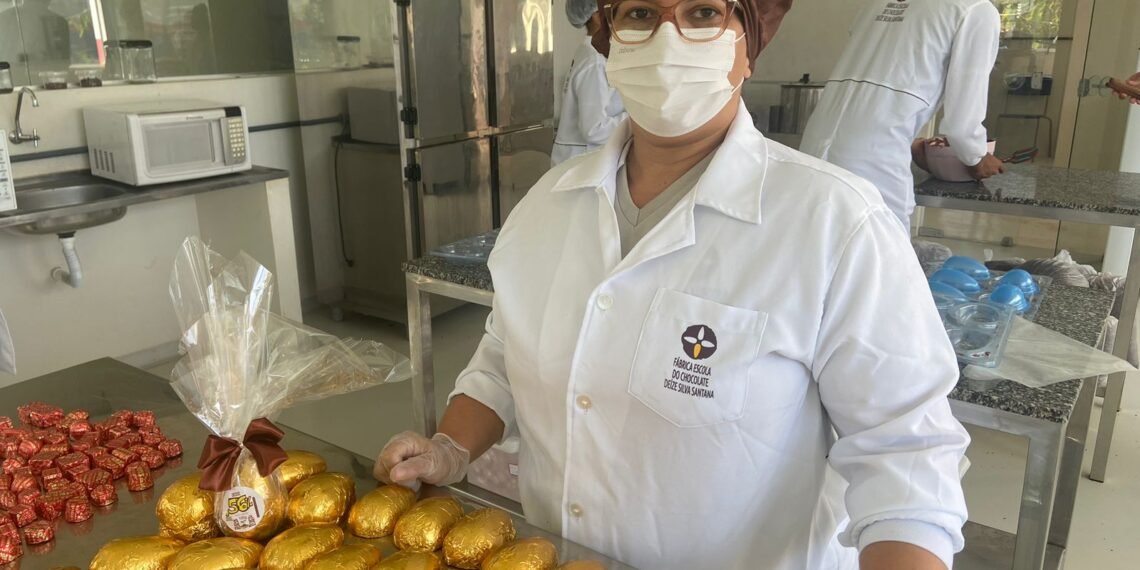 Alunos do Ceep do Chocolate, em Ilhéus, produzem ovos de Páscoa para doação