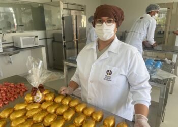 Alunos do Ceep do Chocolate, em Ilhéus, produzem ovos de Páscoa para doação