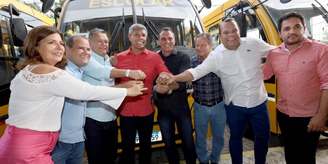 Governador entrega 80 ônibus escolares para o transporte de estudantes de municípios do interior