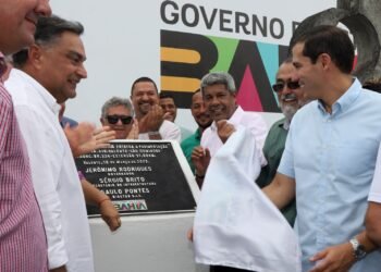 Em Valente, governador entrega requalificação de trechos da BA-120 e BA-416, além de nova pista do aeródromo da cidade