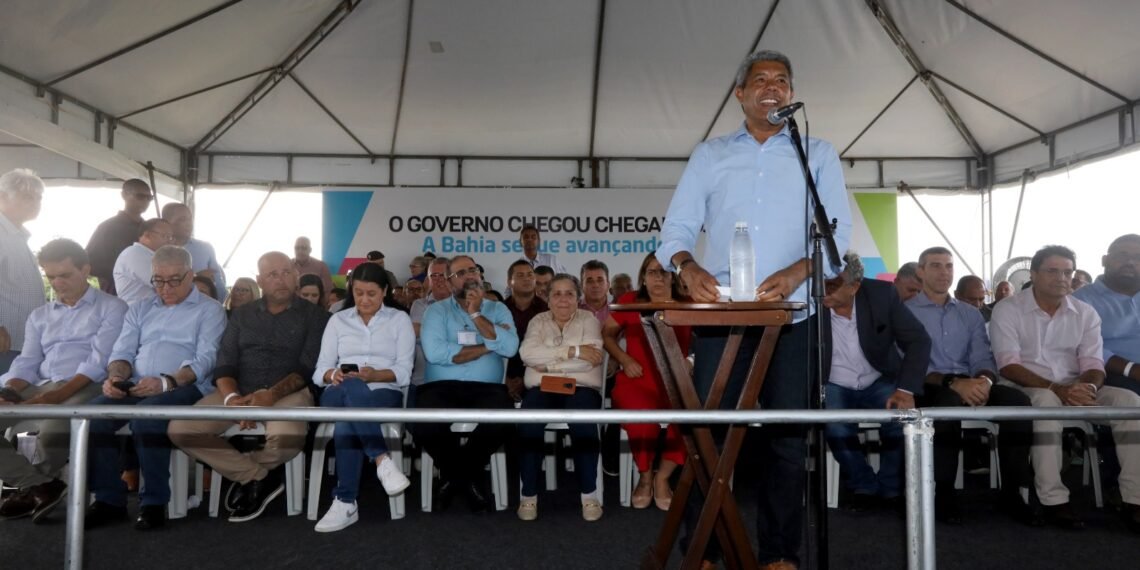 Em Feira de Santana, governador entrega ambulatório do Hospital Clériston Andrade e autoriza construção de unidades da PM e delegacia
