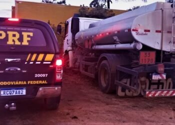 PRF apreende 10 mil litros de cachaça acondicionados dentro de caminhão-tanque utilizado no transporte de combustível