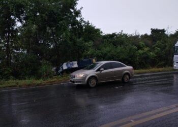 Para evitar colisão, motorista da viatura da PRF sai da pista na BR 242 na Serra do Saco em Barreiras