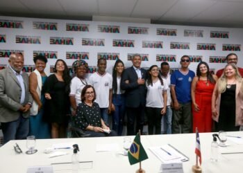 Jerônimo se reúne com estudantes com deficiência visual da rede estadual aprovados em universidades públicas