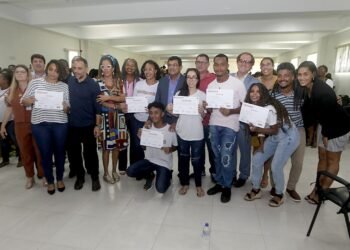 Programa Qualifica Bahia certifica 500 participantes de cursos profissionalizantes, em Salvador
