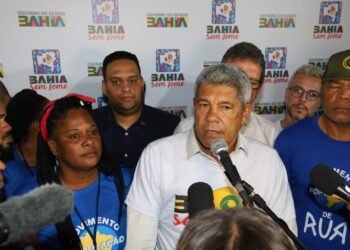 Bahia Sem Fome: governador participa da primeira entrega de alimentos em Salvador; ação foi realizada simultaneamente em outros cinco locais