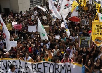 Entidades ligadas à educação aprovam suspensão do novo ensino médio