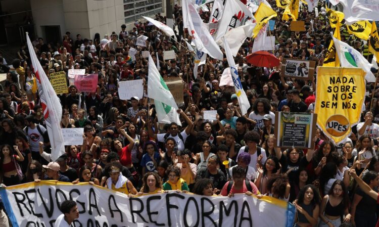 São Paulo (SP), 15/03/2023 - Estudantes secundaristas protestam nas ruas pedindo a revogação do Novo Ensino Médio. Foto: Fernando Frazão/Agência Brasil