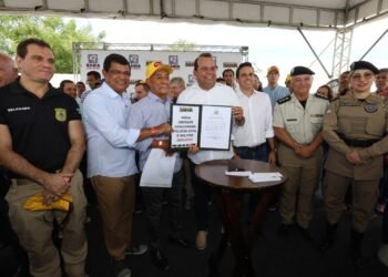 Governador em exercício entrega equipamento de esporte e autoriza obra de unidade conjugada de segurança, em Ibirapuã