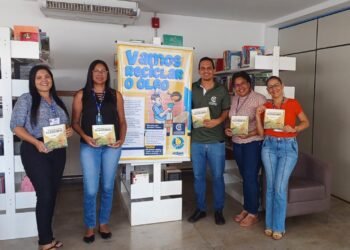 Embasa participa de entrega de livros infantis da campanha Se Ligue no Óleo