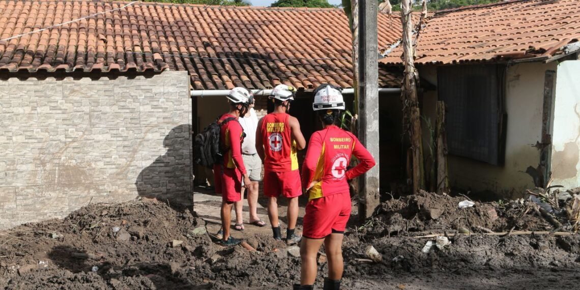 “Ajudaremos na recuperação dos pontos necessários na cidade e na zona rural”, diz Jerônimo após sobrevoar municípios afetados pela chuva
