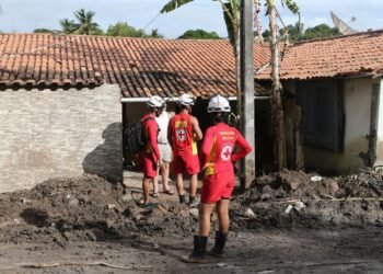 “Ajudaremos na recuperação dos pontos necessários na cidade e na zona rural”, diz Jerônimo após sobrevoar municípios afetados pela chuva