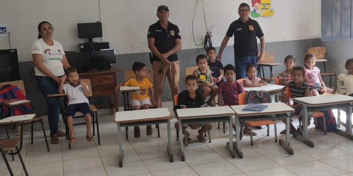 Para garantir sensação de segurança de alunos e educadores, delegados realizam ações preventivas contra ameaças nas escolas 