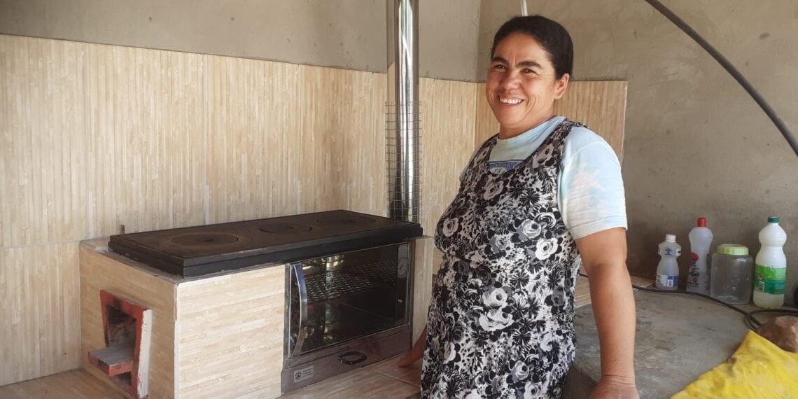 Fogões ecológicos preservam meio ambiente e geram economia e saúde para agricultores familiares do Semiárido da Bahia