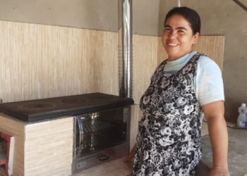 Fogões ecológicos preservam meio ambiente e geram economia e saúde para agricultores familiares do Semiárido da Bahia