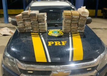 Casal de traficantes é preso em Feira de Santana (BA) transportando quase 58 Kg de cocaína escondidos em fundo falso de caminhonete; veja vídeo