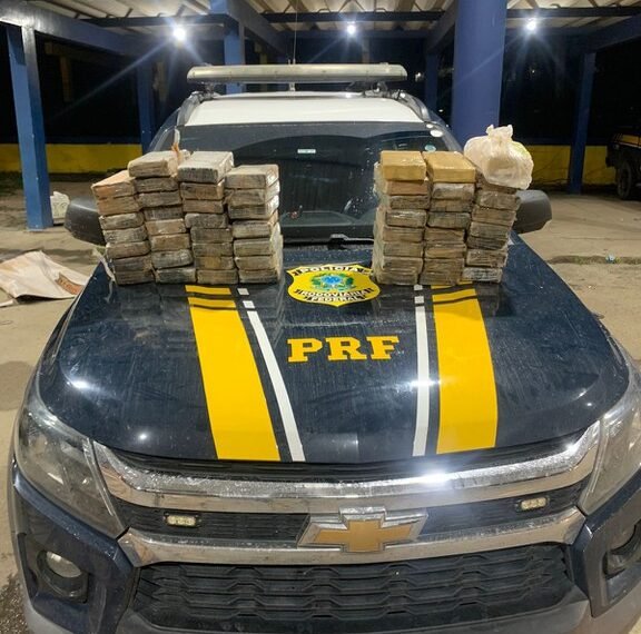 Casal de traficantes é preso em Feira de Santana (BA) transportando quase 58 Kg de cocaína escondidos em fundo falso de caminhonete; veja vídeo