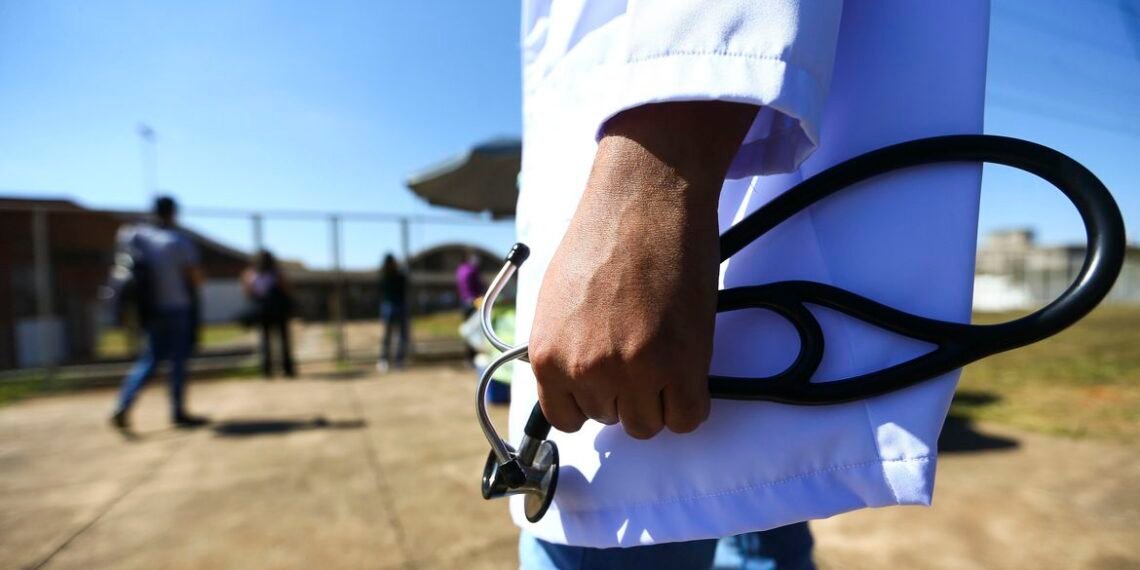 Mais Médicos cria incentivos para fixar profissionais