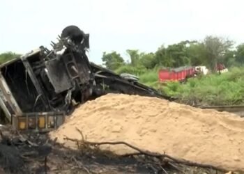 Corpo é encontrado carbonizado em carreta carregada de areia após acidente na BR-135