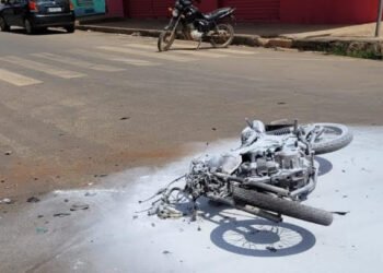 Moto pega fogo e motociclista sofre graves queimaduras em acidente no bairro Morada da Lua