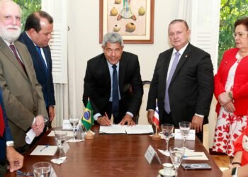 Governador inova, reúne poderes e entrega Lei de Diretrizes Orçamentárias