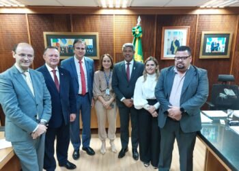 Em Brasília, Jerônimo trata da retomada de obras nas áreas de Habitação e Educação na Bahia