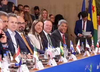 “Tema necessário para o desenvolvimento econômico e social”, afirma Jerônimo sobre reforma tributária em Fórum de Governadores