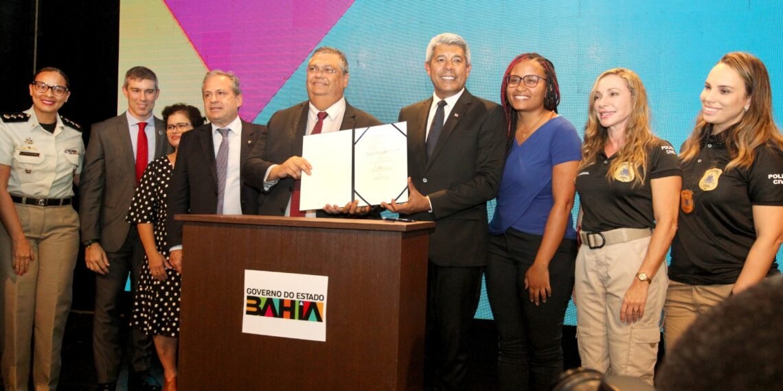 Estado e Ministério da Justiça entregam equipamentos de segurança e anunciam segunda edição do Pronasci na Bahia