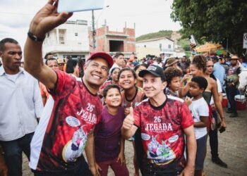 Jerônimo entrega conjunto de obras e prestigia tradicional cavalgada em Miguel Calmon