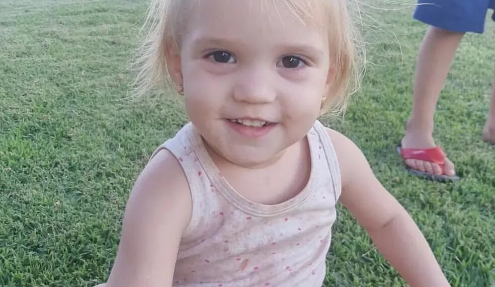 Menina de 3 anos morre após pneu do carro em que ela estava com a família estourar no oeste da Bahia