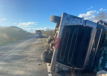 Carreta tomba na BA-161, no trecho do Muquém do São Francisco
