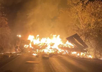 Muquém: Colisão entre carretas e caminhão deixa mortos e feridos na BR 242