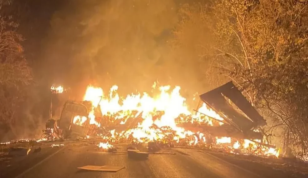 Muquém: Colisão entre carretas e caminhão deixa mortos e feridos na BR 242